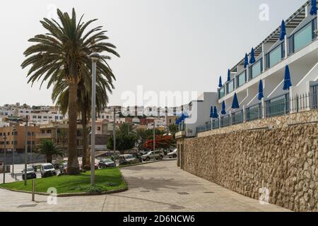 MORRO JABLE, FUERTEVENTURA, ÎLES CANARIES - 16 JUILLET 2020 : rues vides d'une ville touristique populaire. Crise de l'industrie touristique due à la COVID-19. Banque D'Images
