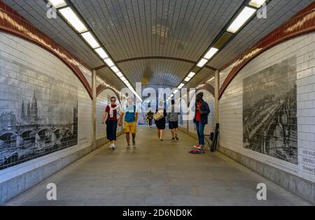 Le passage souterrain piétonnier sous le pont de la route de Blackfriars à Londres sur la Thames Path. Un busseur joue de la flûte tandis que les gens marchent. Concentrez-vous sur le bucker. Banque D'Images