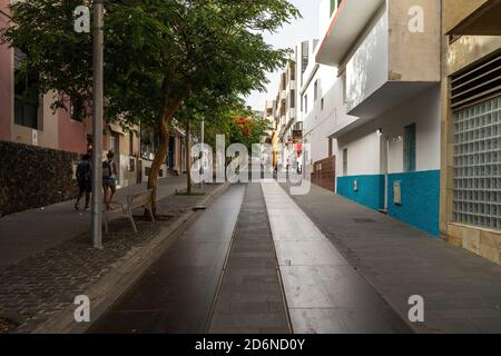 MORRO JABLE, FUERTEVENTURA, ÎLES CANARIES - 16 JUILLET 2020 : rues vides d'une ville touristique populaire. Crise de l'industrie touristique due à la COVID-19. Banque D'Images