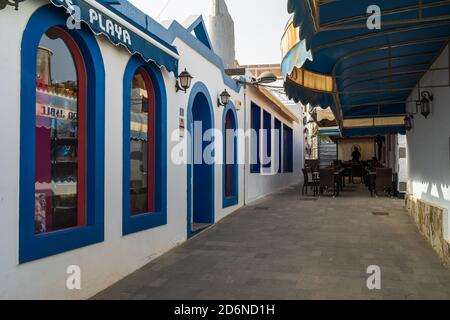 MORRO JABLE, FUERTEVENTURA, ÎLES CANARIES - 16 JUILLET 2020 : rues vides d'une ville touristique populaire. Crise de l'industrie touristique due à la COVID-19. Banque D'Images