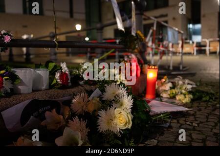 Berlin, Allemagne. 18 octobre 2020. À la mémoire de l'enseignant assassiné à Paris, des fleurs ont été déposées devant l'ambassade de France à Berlin. (À dpa 'vague de solidarité en France après la décapitation d'un professeur') Credit: Christophe GATeau/dpa/Alay Live News Banque D'Images