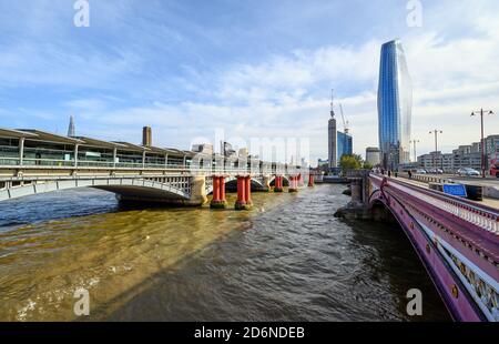 Pont de chemin de fer de Blackfriars (à gauche) et pont de chemin de fer de Blackfriars (à droite) à Londres, Royaume-Uni. Le grand bâtiment est un Blackfriars (connu sous le nom de Boomerang). Banque D'Images