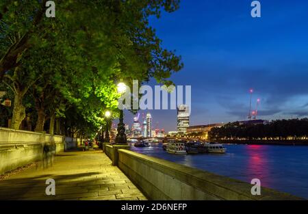 Vue sur la Tamise à Westminster, Londres, Royaume-Uni. Vue sur le pont de Lambeth et Vauxhall. Bateaux sur la Tamise. Flou de mouvement en longue exposition Banque D'Images