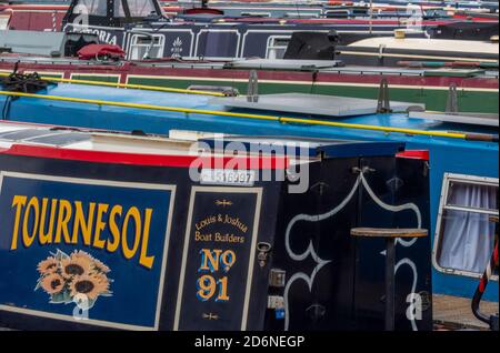 des bateaux étroits et des barges dans une marina sur des pontons et des amarres de jetée sur le canal du grand syndicat à la marina de baunston, northamptonshire, royaume-uni Banque D'Images