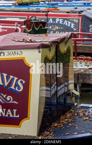 des bateaux étroits et des barges dans une marina sur des pontons et des amarres de jetée sur le canal du grand syndicat à la marina de baunston, northamptonshire, royaume-uni Banque D'Images