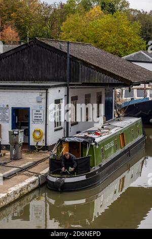 des péniches et des bateaux étroits sont situés dans un hangar d'entretien ou un quai sec sur le canal du grand union à braunston, dans le northamptonshire, au royaume-uni Banque D'Images