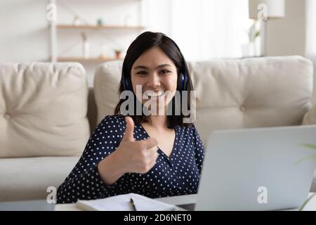 Portrait de fille asiatique souriante recommander d'étudier à distance Banque D'Images