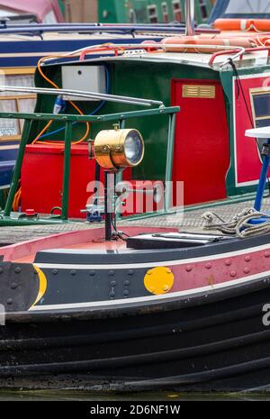 des bateaux étroits et des barges dans une marina sur des pontons et des amarres de jetée sur le canal du grand syndicat à la marina de baunston, northamptonshire, royaume-uni Banque D'Images