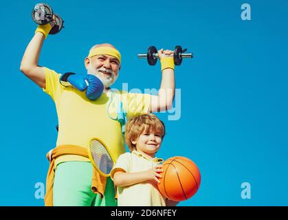 Sport familial. Comme le sport. Fête des pères. Un mode de vie familial sain. Le grand-père et l'enfant font du sport à l'extérieur. Un mode de vie sain et actif à tout moment Banque D'Images