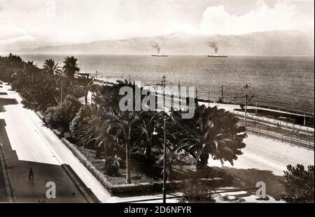 Le bord de mer de Reggio Calabria avec la Sicile et l'Etna En arrière-plan (Italie) Banque D'Images