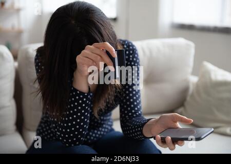 La femme malheureuse a des problèmes de paiement en ligne avec la carte de crédit Banque D'Images