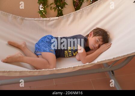 Petit garçon dormir dans un hamac Banque D'Images