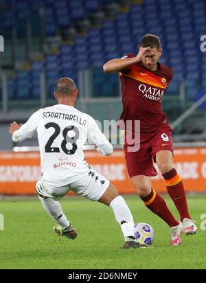 Rome, Italie. 18 octobre 2020. Edin Dzeko, à droite, est défié par le Pasquale Schiattarella de Benevento lors du match de football de la série A entre Roma et Benevento au stade olympique. Crédit: Riccardo de Luca - mise à jour des images/Alamy Live News Banque D'Images