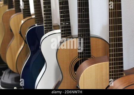 Gros plan de beaucoup de guitares penchées sur un mur Banque D'Images