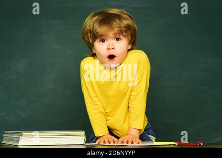 Enfant talentueux. Journée des enseignants. Examen difficile. Enseignement à domicile. Prêt pour l'école. École pour enfants. Enfant d'école. Éducation. Écolier. Banque D'Images