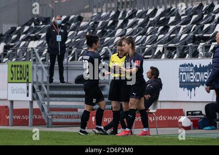 Essen, Allemagne. 18 octobre 2020. Remplacez le SGS Essen lors du match Frauen Bundesliga entre le SGS Essen et le Bayer 04 Leverkusen au Stadion Essen en Allemagne. T. HERZBERG crédit: SPP Sport presse photo. /Alamy Live News Banque D'Images