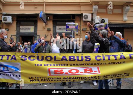 Naples, Italie. 17 octobre 2020. Protestation des chauffeurs de bus devant les bureaux de la région de Campanie, qui transportent chaque jour des enfants vers les différentes écoles de la ville de Naples. L'ordonnance n° 79 du 15 octobre 2020 portant fermeture d'écoles a également mis en danger leur emploi. (Photo de Pasquale Senatore/Pacific Press/Sipa USA) crédit: SIPA USA/Alay Live News Banque D'Images