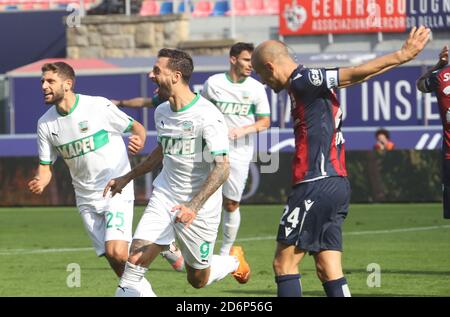 Bologne, Italie. 18 octobre 2020. Francesco Caputo de Sassuolo jubilit après avoir mis un but au cours de la série italienne UN match de football Bologna FC vs U.S. Sassuolo au stade Renato Dall'Ara de Bologne, Italie, le 18 octobre 2020. - Foto Michele Nucci/LM crédit: Michele Nucci/LPS/ZUMA Wire/Alay Live News Banque D'Images