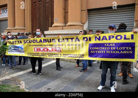 Naples, Italie. 17 octobre 2020. Protestation des chauffeurs de bus devant les bureaux de la région de Campanie, qui transportent chaque jour des enfants vers les différentes écoles de la ville de Naples. L'ordonnance n° 79 du 15 octobre 2020 portant fermeture d'écoles a également mis en danger leur emploi. (Photo de Pasquale Senatore/Pacific Press/Sipa USA) crédit: SIPA USA/Alay Live News Banque D'Images