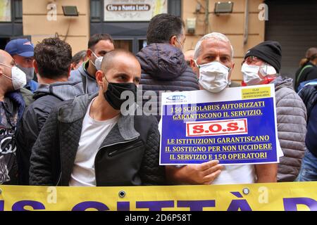 Naples, Italie. 17 octobre 2020. Protestation des chauffeurs de bus devant les bureaux de la région de Campanie, qui transportent chaque jour des enfants vers les différentes écoles de la ville de Naples. L'ordonnance n° 79 du 15 octobre 2020 portant fermeture d'écoles a également mis en danger leur emploi. (Photo de Pasquale Senatore/Pacific Press/Sipa USA) crédit: SIPA USA/Alay Live News Banque D'Images