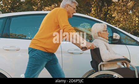 Couple âgé. Homme prenant soin de sa femme handicapée âgée. Photo de haute qualité Banque D'Images