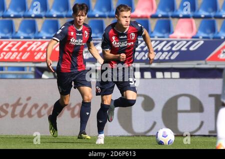 Mattias Svanberg (R) d'Ologna en action pendant la série italienne UN match de football Bologna FC vs U.S. Sassuolo au stade Renato Dall'Ara de Bologne Banque D'Images