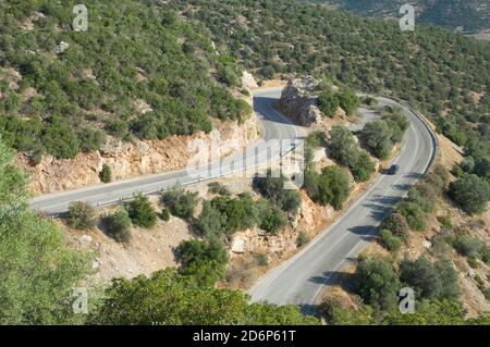 La route de virage en épingle à cheveux traverse la région du Péloponnèse en Grèce Banque D'Images