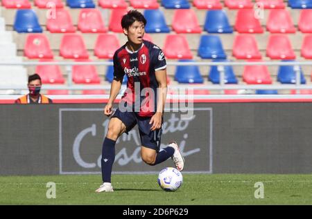 Le Takehiro Tomiyasu d'Ologna en action pendant la série italienne UN match de football Bologna FC vs U.S. Sassuolo au stade Renato Dall'Ara de Bologne, I Banque D'Images