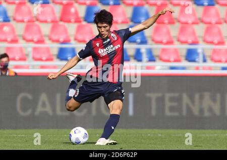 Le Takehiro Tomiyasu d'Ologna en action pendant la série italienne UN match de football Bologna FC vs U.S. Sassuolo au stade Renato Dall'Ara de Bologne, I Banque D'Images