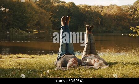 Concept de bien-être. Portrait d'un couple retraité senior heureux méditant dans le parc d'automne. Photo de haute qualité Banque D'Images