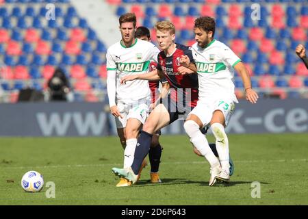 Mert Muldur d'assuolo (L), Mattias Svanberg de Bologne (C) et Manuel Locatelli de Sassuolo (R) en action pendant le match de football italien Serie A Bolog Banque D'Images