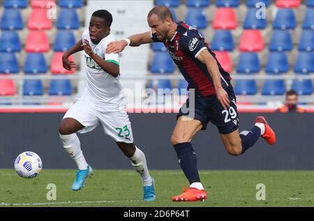 Le Hamed Junior Traore (L) d'assuolo et le Rodrigo Palacio de Bologne en action pendant le match de football de la série italienne, le FC de Bologne contre le Sassuolo américain au Banque D'Images