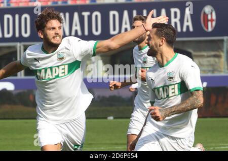 Francesco Caputo (R) d'assuolo jubilit après avoir obtenu un but lors du match de football italien Serie A Bologna FC vs U.S. Sassuolo au Renato Dall' Banque D'Images