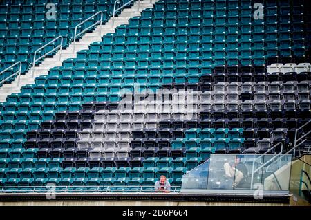 18 octobre 2020, Philadelphie, PA, USA: 18 octobre 2020: Quelques distances socialement fans seuls dans le pont supérieur pendant le match de football de la NFL entre les Baltimore Ravens et les Philadelphia Eagles à Lincoln Financial Field à Philadelphie, Pennsylvanie. Scott Serio/Cal Sport Media Banque D'Images