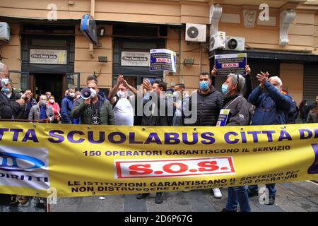 Naples, Italie. 17 octobre 2020. Protestation des chauffeurs de bus devant les bureaux de la région de Campanie, qui transportent chaque jour des enfants vers les différentes écoles de la ville de Naples. L'ordonnance n° 79 du 15 octobre 2020 portant fermeture d'écoles a également mis en danger leur emploi. (Photo de Pasquale Senatore/Pacific Press/Sipa USA) crédit: SIPA USA/Alay Live News Banque D'Images