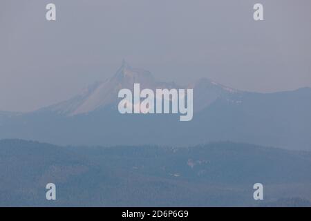 La fumée atmosphérique épaisse de l'incendie de 790 près de Prospect, Oregon, bloque presque complètement la vue du mont Thielsen du point de vue d'Hershberger dans Th Banque D'Images