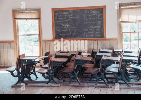 Bannack, Montana - 27 juillet 2020 : bureaux historiques dans une salle de classe avec écriture sur le tableau noir dans la ville fantôme de Bannack Banque D'Images