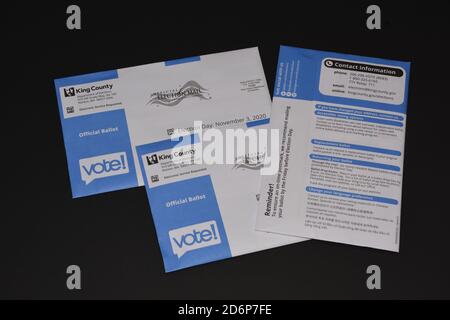 Vote par la poste élection générale du comté de King novembre 2020 bulletins de vote en WA, États-Unis . Arrière-plan noir. Copier l'espace. Vue de dessus. Banque D'Images