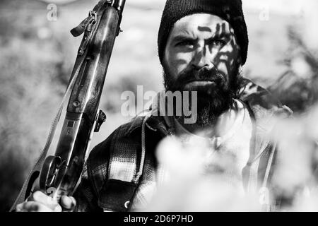 Portrait de Hamdsome Hunter. Chasseur avec fusil de chasse. Homme tenant le fusil. Grand jeu. Chasse au cerf. Banque D'Images