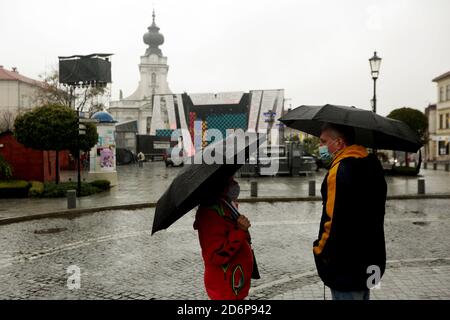 Cracovie, Pologne - 18 octobre 2020 : zone rouge en Pologne. Dans tout le pays et l'obligation de couvrir la bouche et le nez dans les espaces publics. Banque D'Images