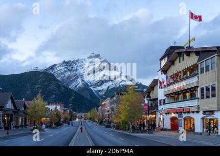 Vue sur la rue de l'avenue Banff en automne et en hiver. La montagne Cascade a été enneigée en arrière-plan. Banff, Alberta, Canada Banque D'Images