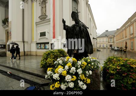 Cracovie, Pologne - 18 octobre 2020 : zone rouge en Pologne. Dans tout le pays et l'obligation de couvrir la bouche et le nez dans les espaces publics. Banque D'Images