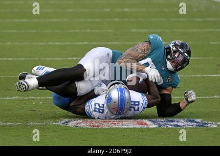 Jacksonville, États-Unis. 18 octobre 2020. Les Detroit Lions en course de retour Adrian Peterson est attaqué après un gain court au quatrième trimestre alors que les Lions rivalisent contre les Jacksonville Jaguars au TIAA Bank Field à Jacksonville, Floride, le dimanche 18 octobre 2020. Les Lions ont battu les Jaguars 34-16. Photo de Joe Marino/UPI crédit: UPI/Alay Live News Banque D'Images