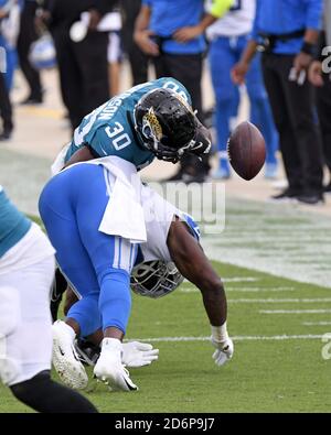 Jacksonville, États-Unis. 18 octobre 2020. Jacksonville Jaguars Running Back James Robinson perd le ballon après une course de neuf yards au quatrième trimestre alors que les Detroit Lions rivalisent avec les Jaguars au TIAA Bank Field de Jacksonville, Floride, le dimanche 18 octobre 2020. Les Lions ont battu les Jaguars 34-16. Photo de Joe Marino/UPI crédit: UPI/Alay Live News Banque D'Images