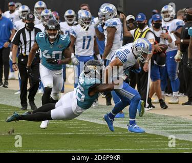 Jacksonville, États-Unis. 18 octobre 2020. Danny Amendola, grand receveur des Lions de Detroit, est attaqué à la suite d'une réception au troisième trimestre alors que les Lions rivalisent contre les Jacksonville Jaguars au TIAA Bank Field de Jacksonville, en Floride, le dimanche 18 octobre 2020. Les Lions ont battu les Jaguars 34-16. Photo de Joe Marino/UPI crédit: UPI/Alay Live News Banque D'Images