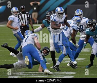 Jacksonville, États-Unis. 18 octobre 2020. Les Lions de Detroit en course de retour Adrian Peterson (28) traverse la file d'attente pour un court gain au quatrième trimestre alors que les Lions rivalisent contre les Jacksonville Jaguars au TIAA Bank Field de Jacksonville, Floride, le dimanche 18 octobre 2020. Les Lions ont battu les Jaguars 34-16. Photo de Joe Marino/UPI crédit: UPI/Alay Live News Banque D'Images