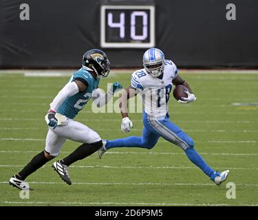 Jacksonville, États-Unis. 18 octobre 2020. Detroit Lions course de retour Adrian Peterson (28) court pour le yardage au quatrième trimestre alors que les Detroit Lions rivalisent avec les Jacksonville Jaguars au TIAA Bank Field de Jacksonville, Floride, le dimanche 18 octobre 2020. Les Lions ont battu les Jaguars 34-16. Photo de Joe Marino/UPI crédit: UPI/Alay Live News Banque D'Images