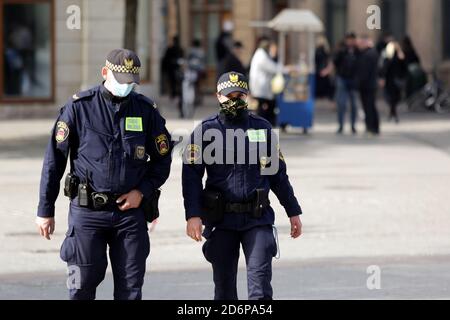 Cracovie, Pologne - 18 octobre 2020 : zone rouge en Pologne. Dans tout le pays et l'obligation de couvrir la bouche et le nez dans les espaces publics. Banque D'Images