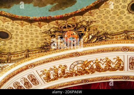 Le Teatro Reale di San Carlo (Théâtre Royal de Saint Charles), la monarchie Bourbon, naples italie, armoiries royales Banque D'Images