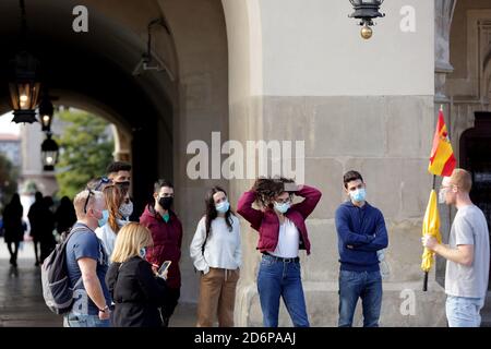 Cracovie, Pologne - 18 octobre 2020 : zone rouge en Pologne. Dans tout le pays et l'obligation de couvrir la bouche et le nez dans les espaces publics. Banque D'Images